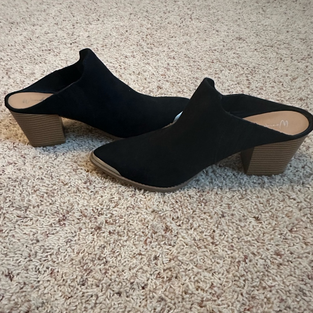 Wonderly Black Clogs, Women’s size 10